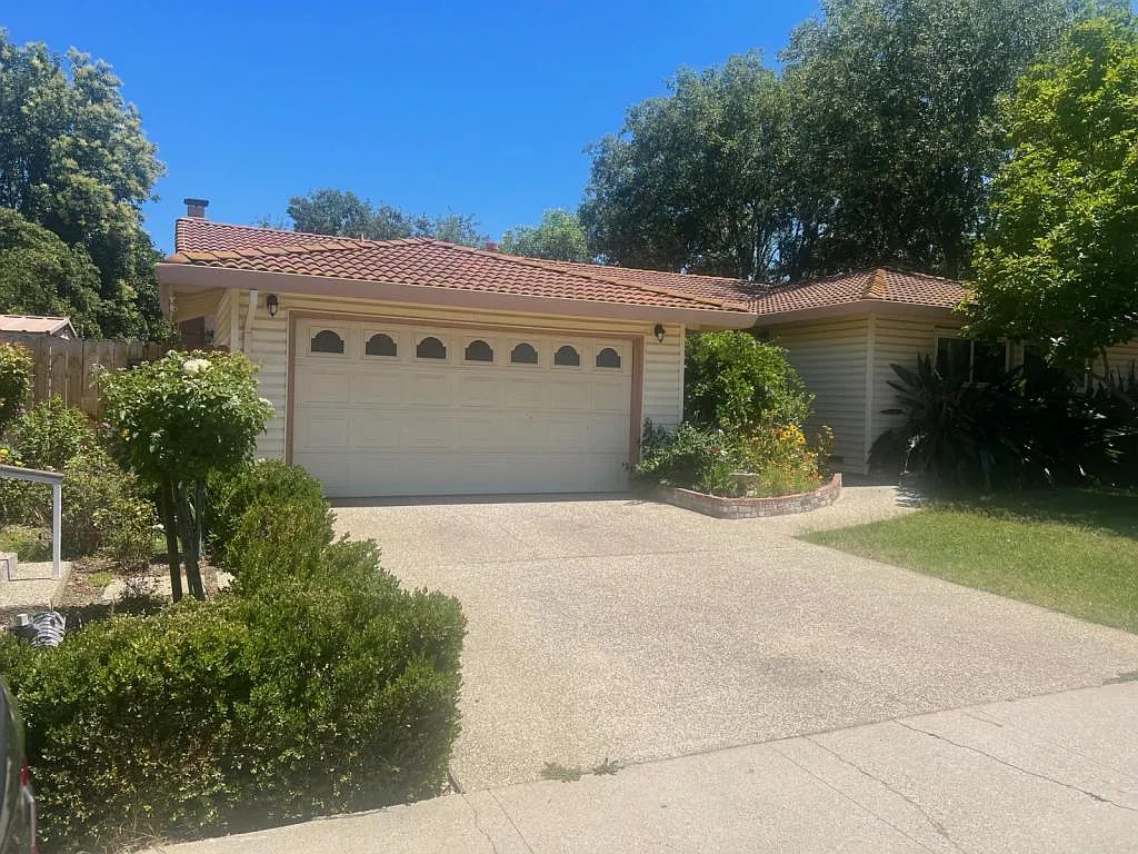 1414 Geneva Ave photo 1