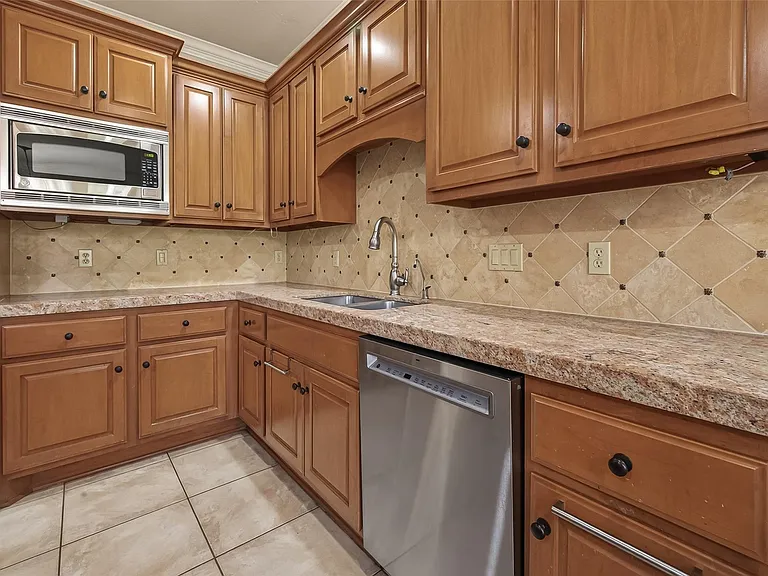 2210 Bywater Dr — Photo 9