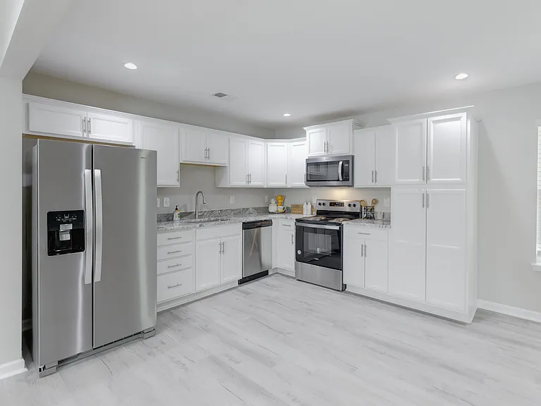 122 Thompson St — Photo 17