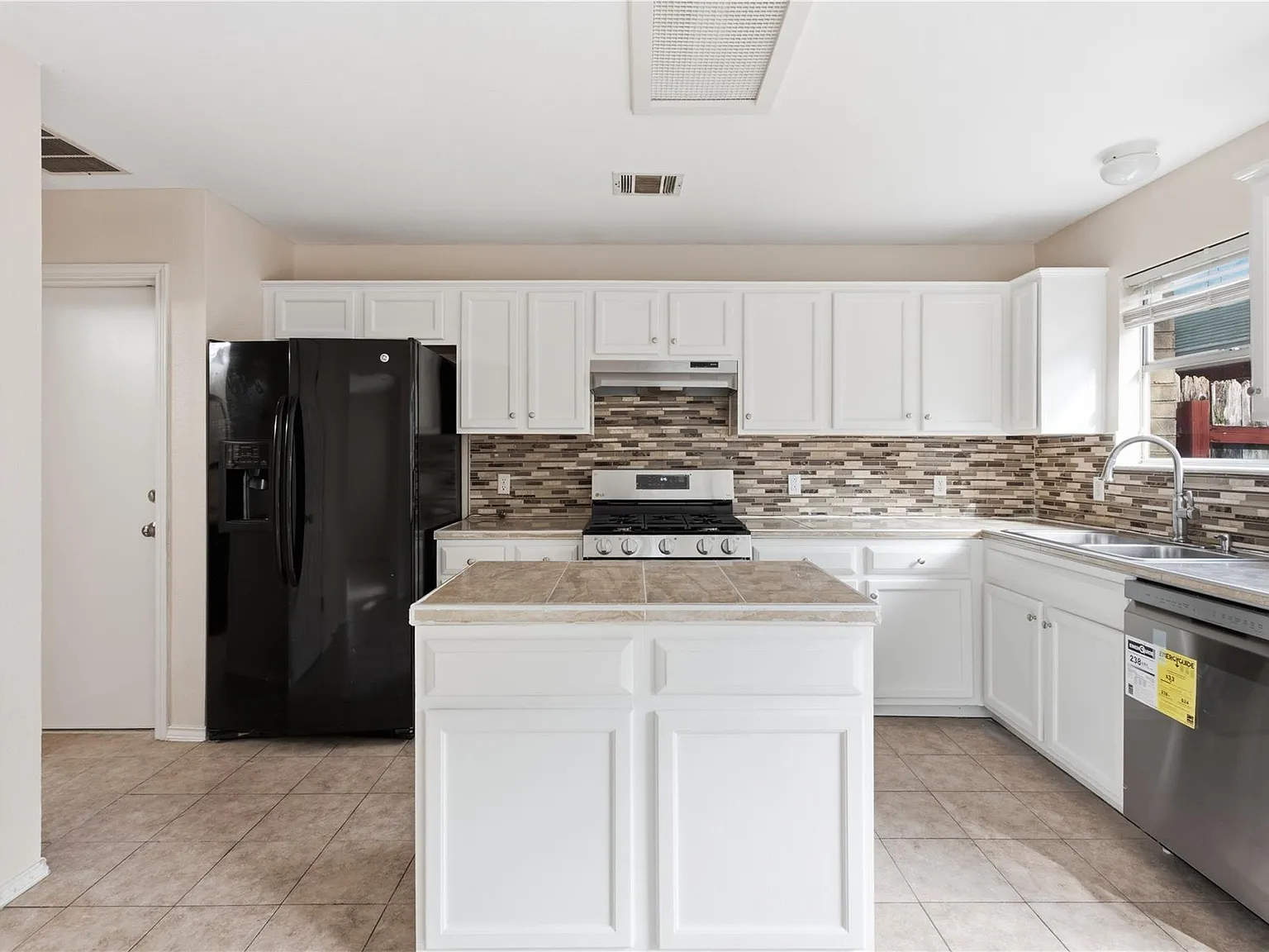 4 bed, 2.5 bath, 2073 sqft, $2,400 — Photo 3