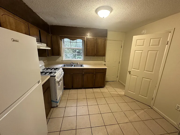 300 Pleasant St #A — Photo 3