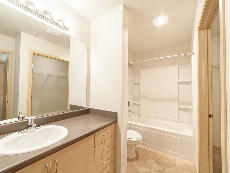 Four Lakes Apartment Homes — Photo 37
