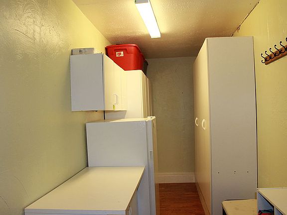 PANTRY/LAUNDRY