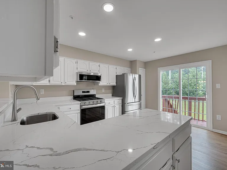 8101 Chelaberry Ct — Photo 7
