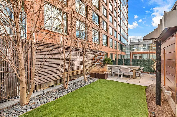 Sold by R New York | media 2