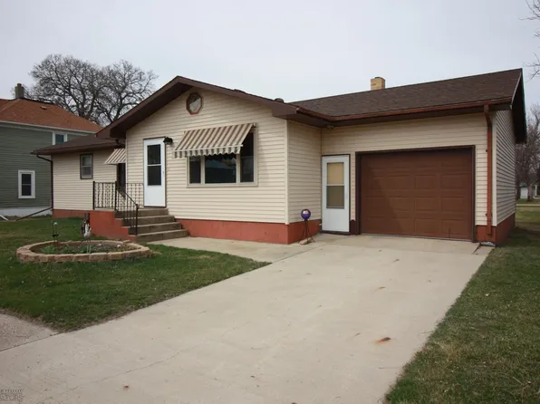 307 1st St NE, Hankinson, ND 58041