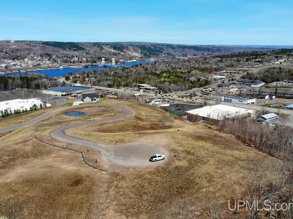 1001 Red Oak Ln, Houghton, MI 49931