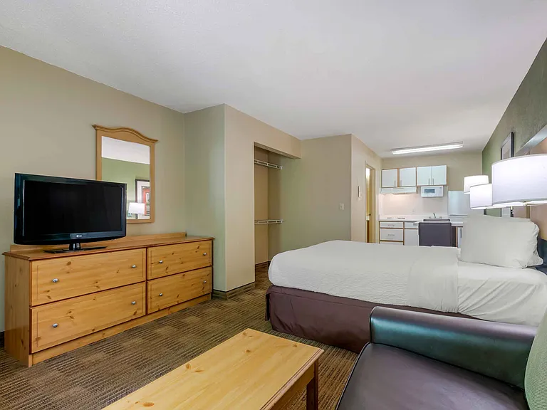 Deluxe Studio - 1 King Bed