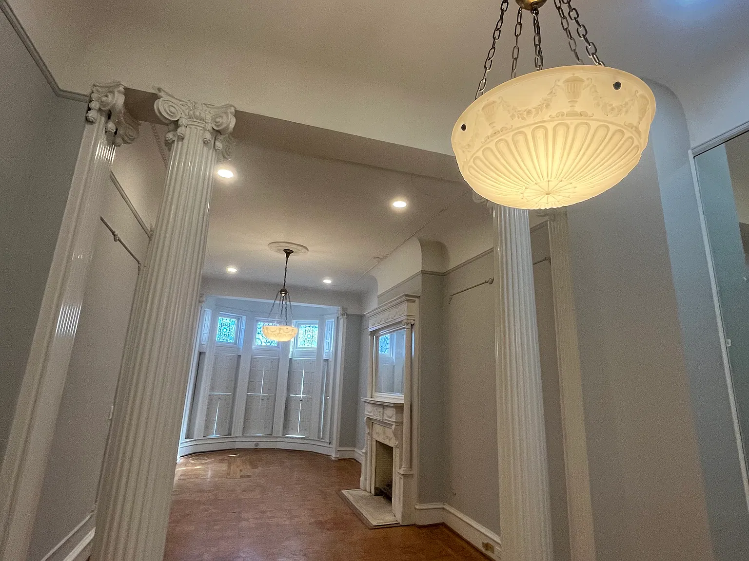 9 bed, 6000 sqft, $8,000 — Photo 1