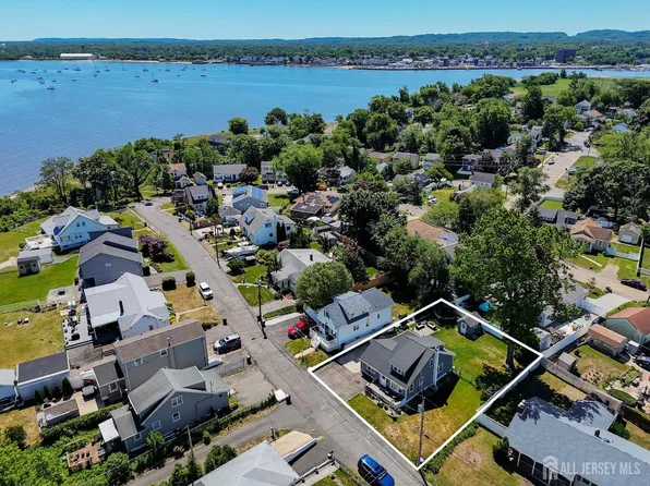 969 Woodcrest Dr, Keyport, NJ 07735