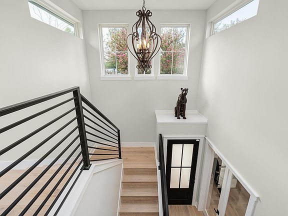 2nd image of 2326 Santa Rosa St