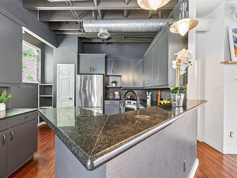 708 W Clay St — Photo 17