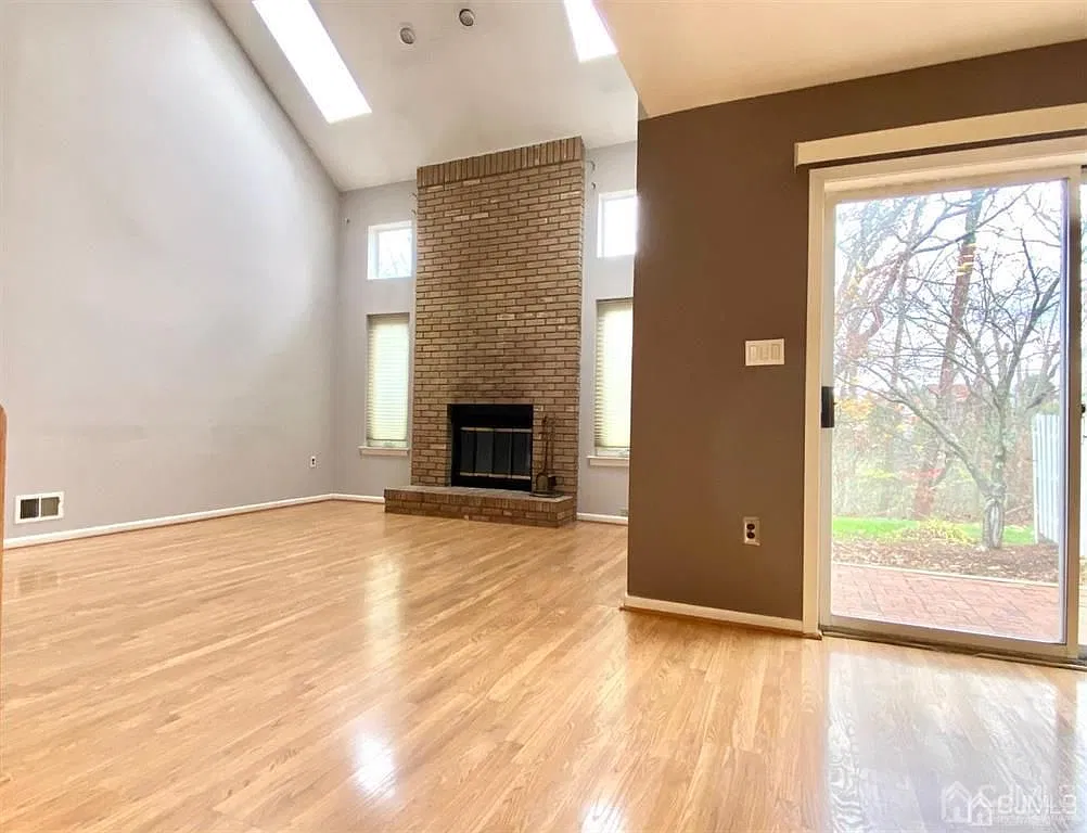 3 bed, 3.0 bath, 1556 sqft, $2,950 — Photo 3