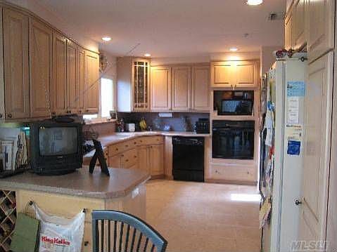 Great Kitchen - Sunny, Large!