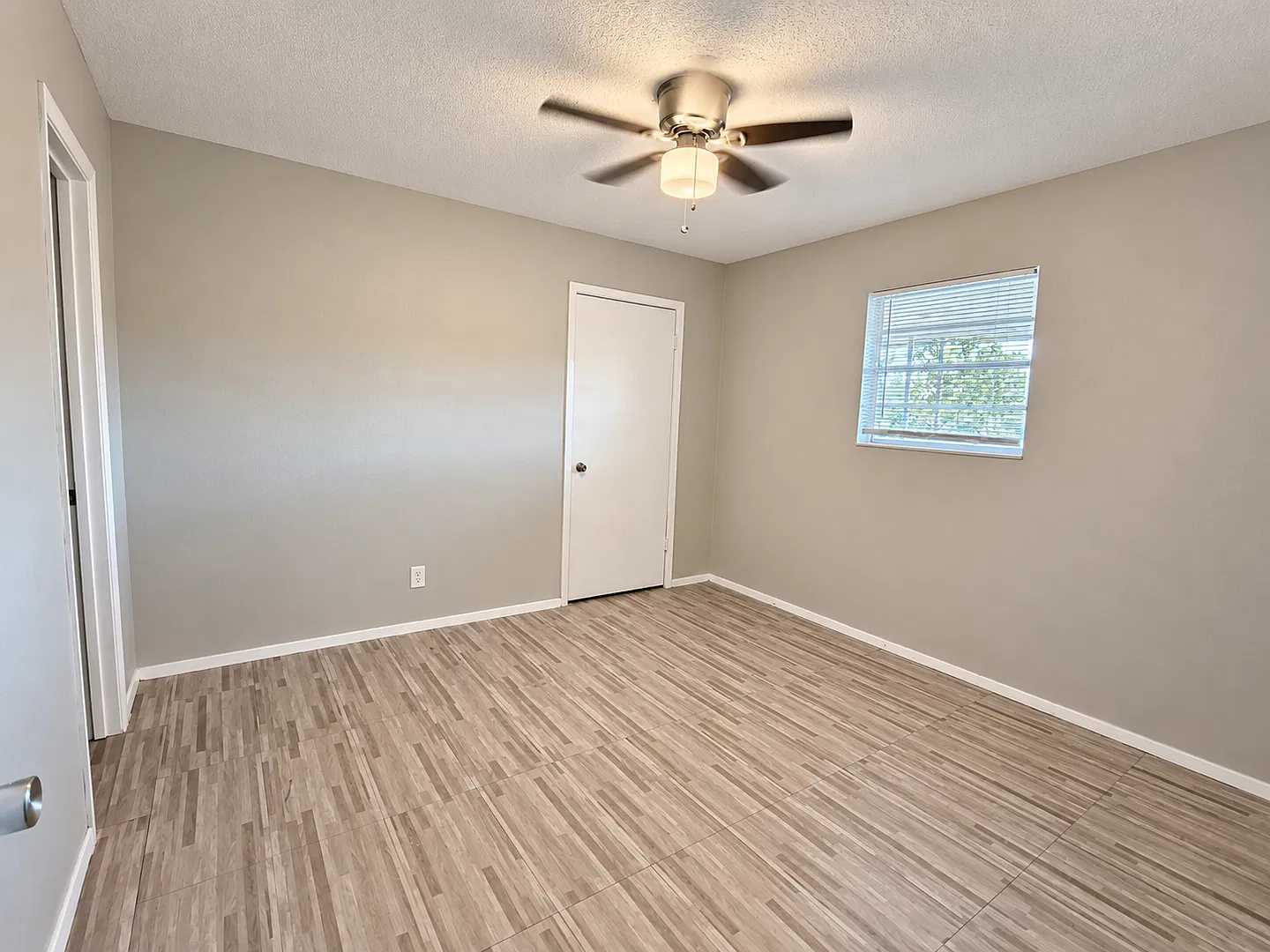 All Bills Paid! Cute 1-Bedroom Apartment Available Now! | Capris Apartments — Photo 3