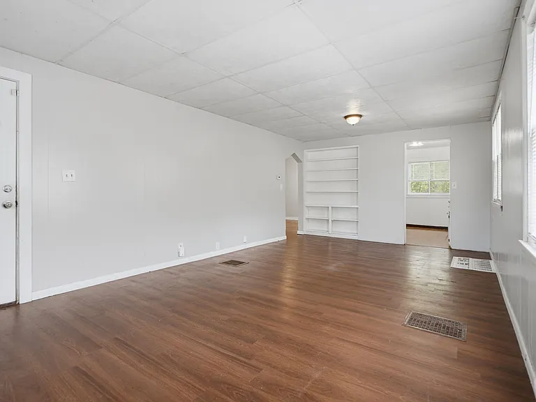 554 Buist St SW — Photo 7