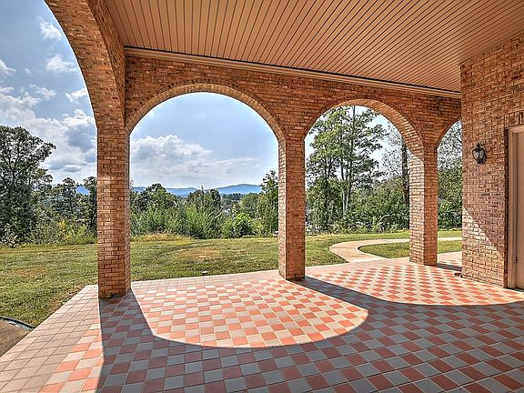 2nd image of 300 Golf Trace Dr #B