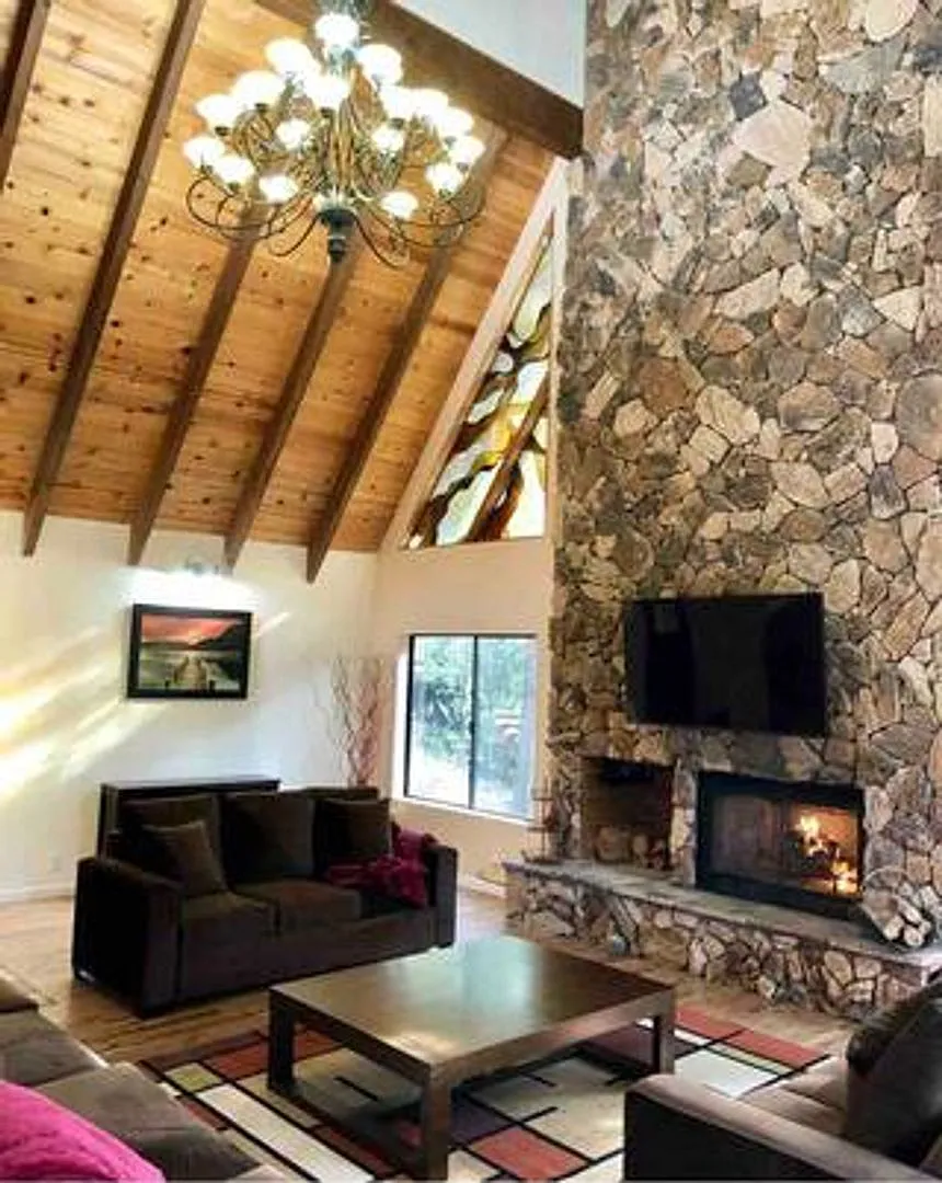 Great Contemporary Lake View Home above Burnt Mill Beach Club — Photo 2