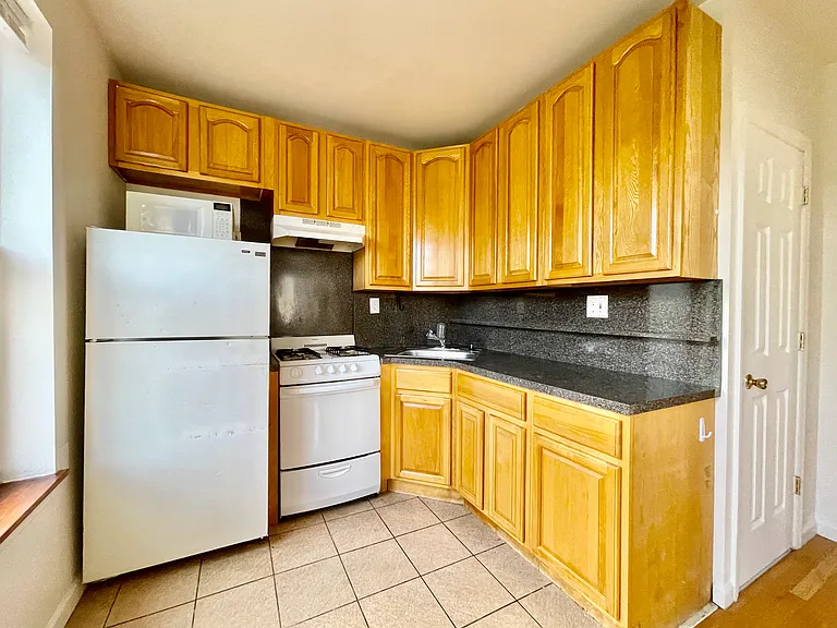 112 Graham Ave #10 — Photo 2