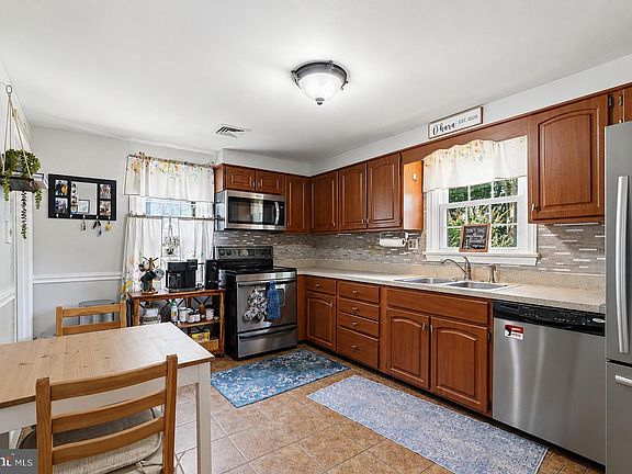 4th image of 51 E School St