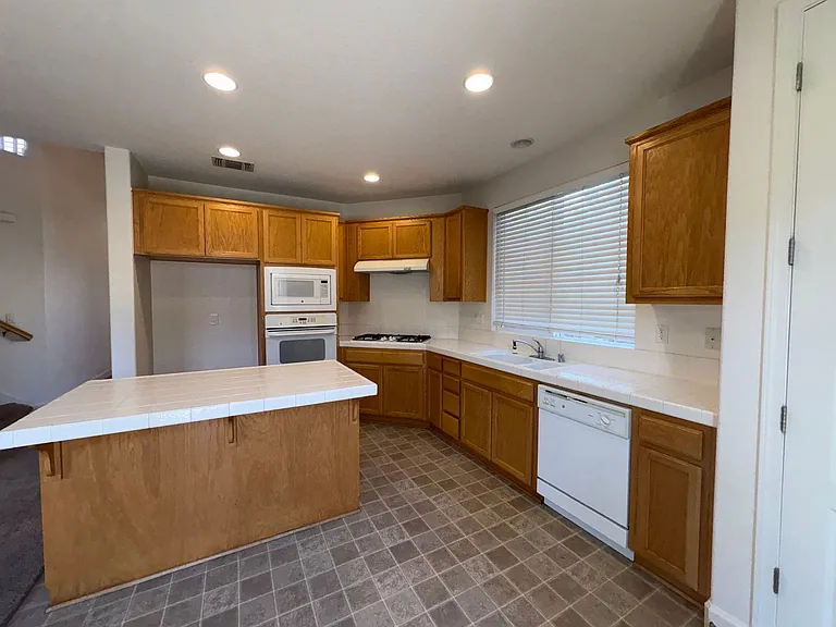 100 Mount Adams Cir — Photo 9