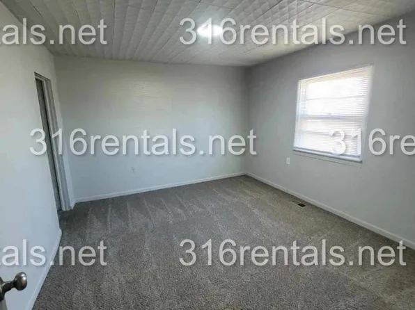 207 W 2nd St, Newton, KS 67114