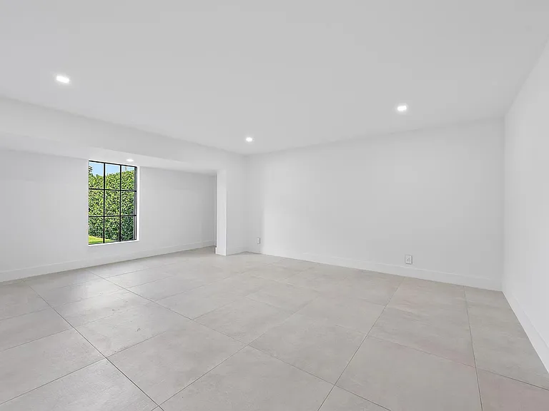 391 W Riverside Dr — Photo 36