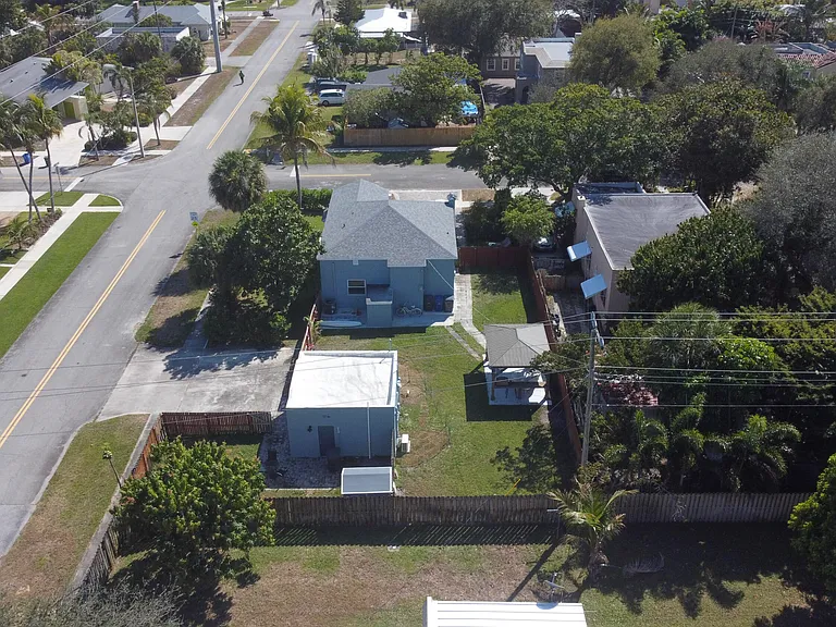 301 Hawthorne Dr — Photo 9