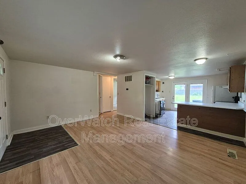 1604 Elmendorf Dr