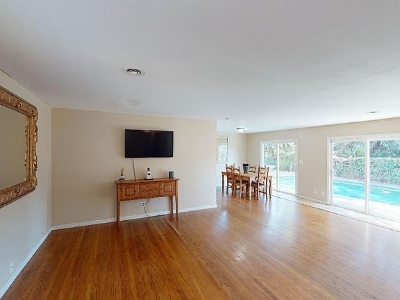 5th image of 3643 Columbia Dr