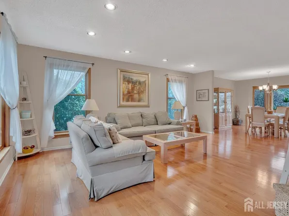 25 Franklin Dr, Plainsboro, NJ 08536