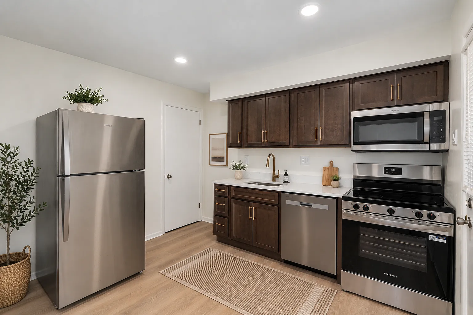 2 bed, 945 sqft, $2,248 — Photo 4