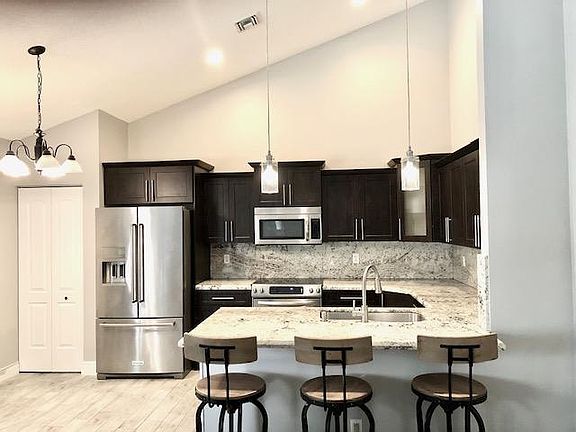 3rd image of 2102 Timberlane Cir #21B