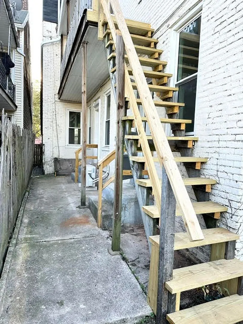 3 Bedroom 1 Bath with Parking and Laundry-York City SD — Photo 4