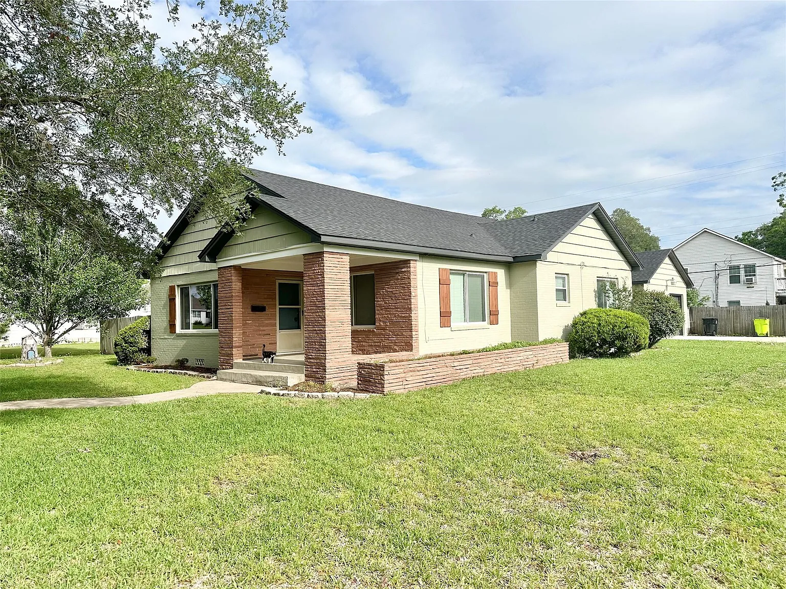3 bed, 2.5 bath, 2231 sqft, $1,950 — Photo 1