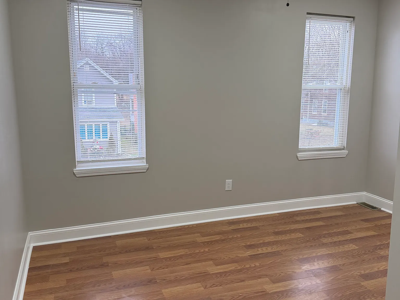 4 bed, 100 sqft, $800 — Photo 3