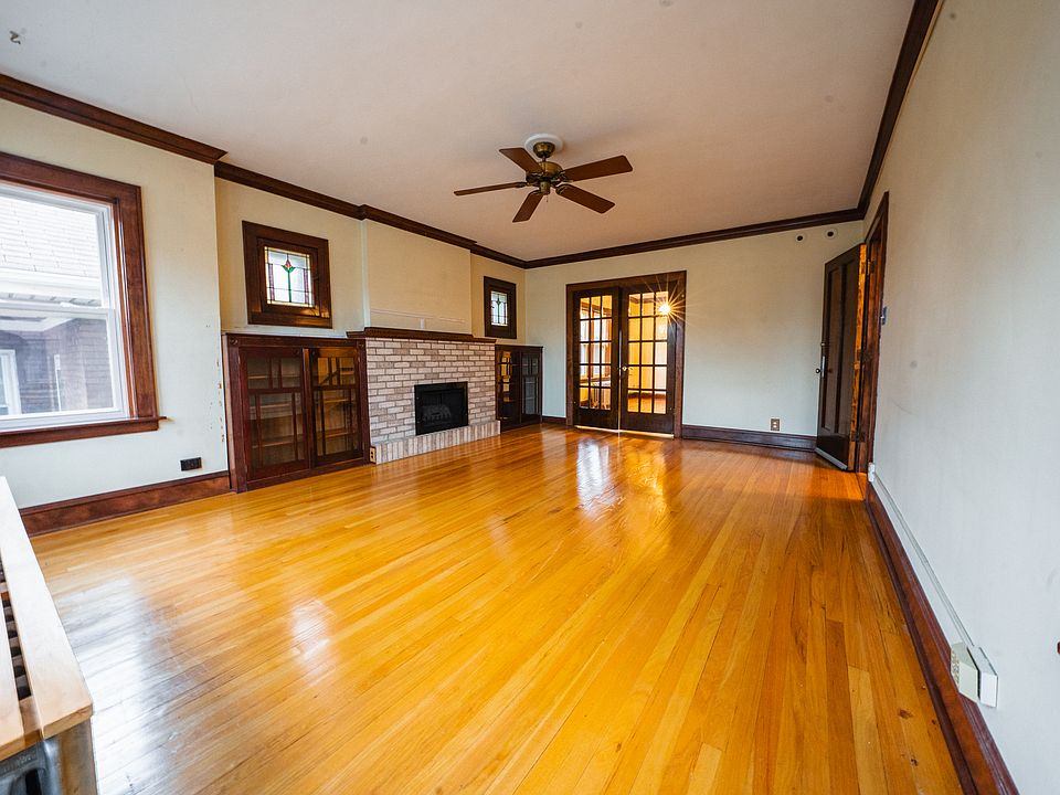 Living room, 2nd view