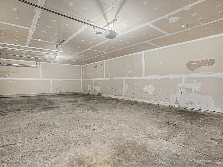 2621 Redwood Ave — Photo 3