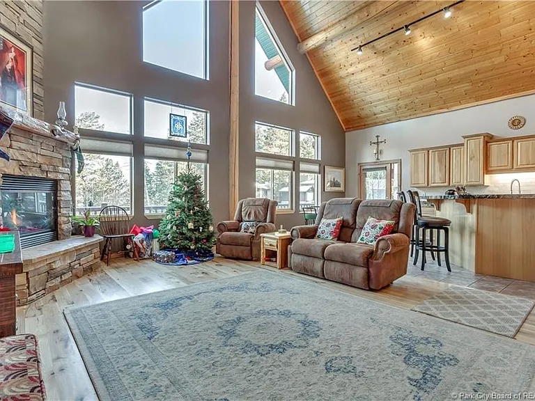 430 Parkview Dr — Photo 2