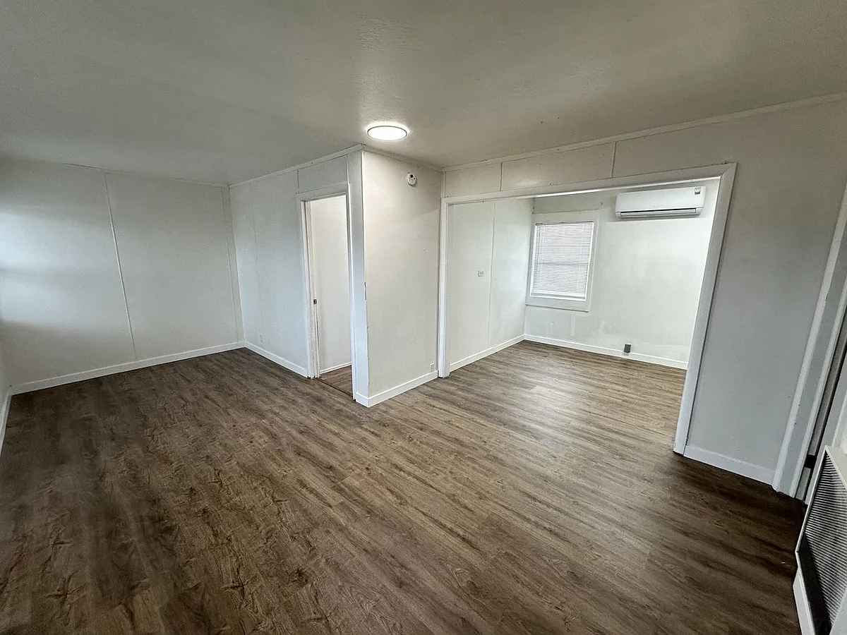 Building Photo - 955 W Hermiston Ave
