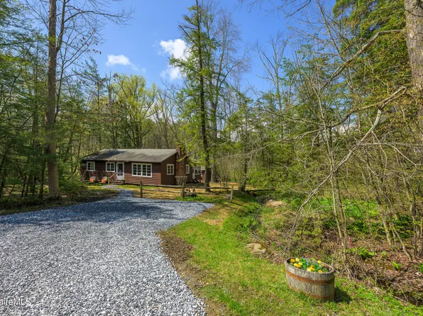 18 Beachwood Dr, Stockbridge, MA 01262