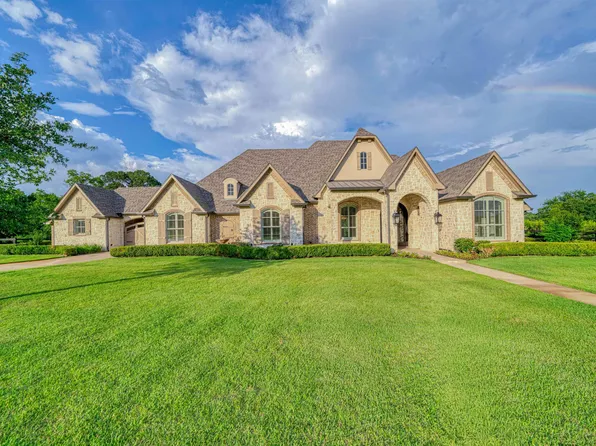 215 Buffalo Creek Dr, Longview, TX 75605