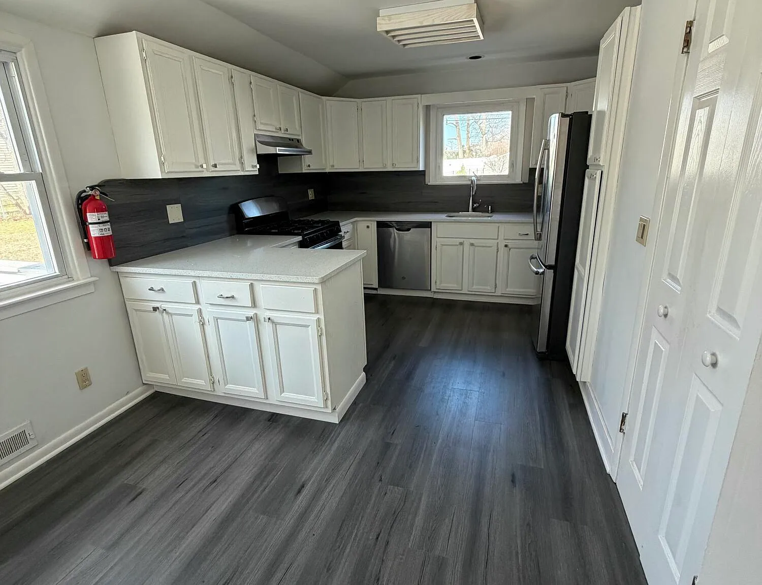 4 bed, 1.5 bath, 1560 sqft, $4,000 — Photo 4