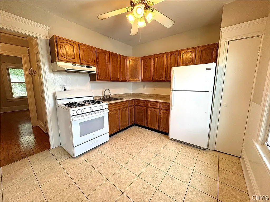 3 bed, 1.0 bath, 2146 sqft, $1,600 — Photo 3