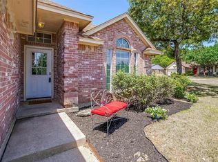 836 Magnolia Ct, Hurst, TX 76053