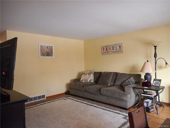 3rd image of 46 Laurelton Dr