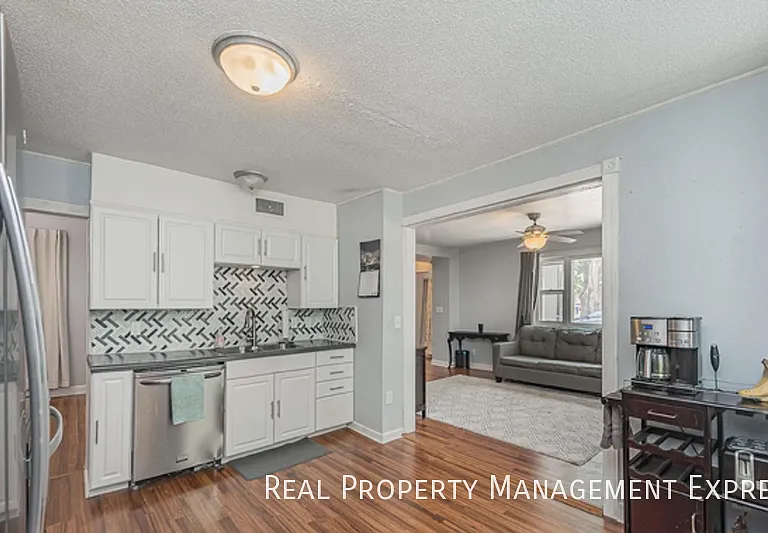 807 W 13th St — Photo 3