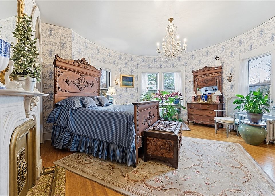 28th image of 1176 Worthington St