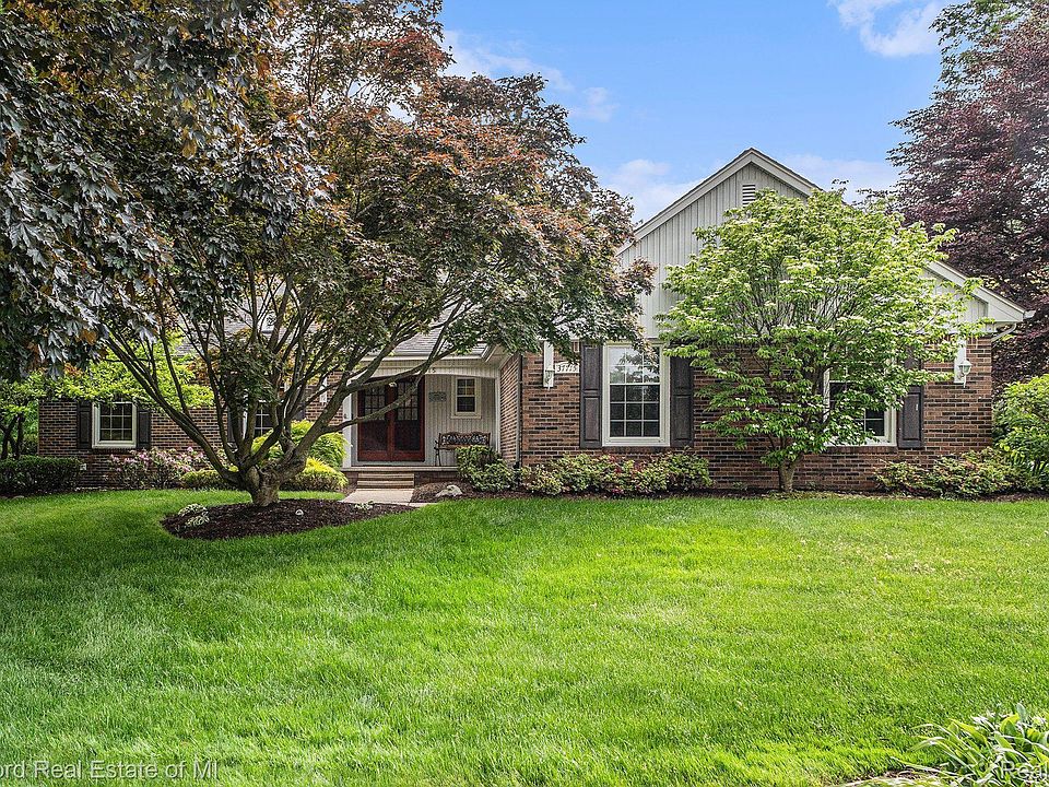1st image of 37715 W Meadowhill Dr