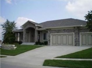 9937 Skyview Ln, Lenexa, KS 66220